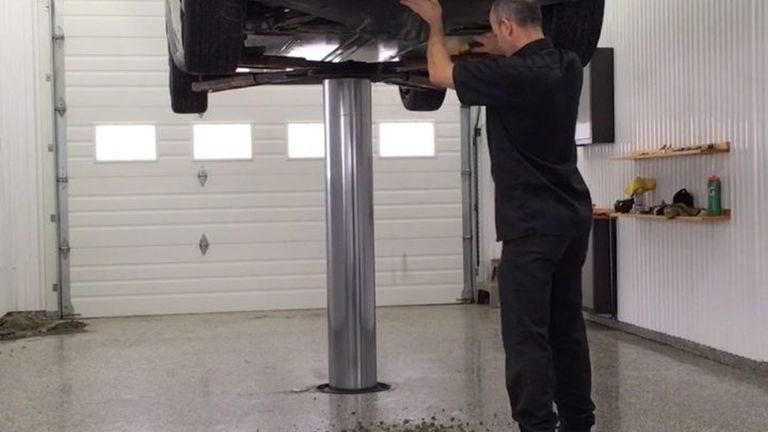 El Tesla Model 3 y el enésimo de sus defectos, así acumulan arena los bajos del coche