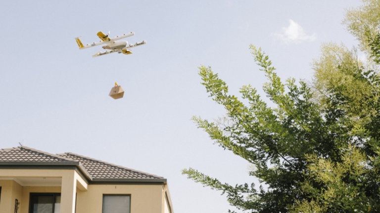 Google toma la delantera a Amazon en los envíos con dron