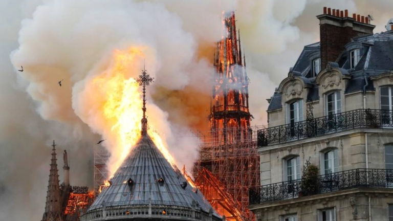 YouTube vincula el incendio de Notre Dame con el atentado del 11S