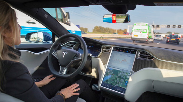 La conducción autónoma de Tesla: en 2 años podría eliminar pedales y volante en sus coches
