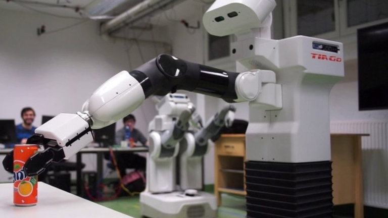 Tiago, así es el robot que trata de reconocerse en el espejo a diario