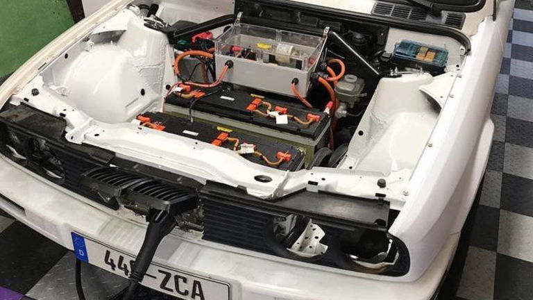 Un BMW Serie 3 E30 con corazón de un Tesla Model S, una electrificación única en el mundo