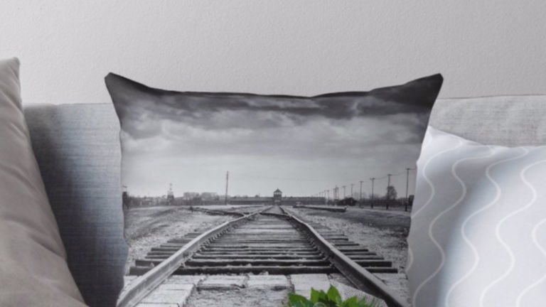 La necedad de vender productos de Auschwitz en una tienda en línea