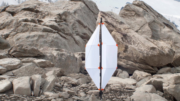 Cargar el móvil con el viento ya es posible, así es el primer aerogenerador