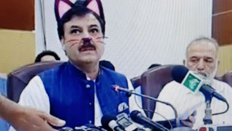 Filtros de gato en una rueda de prensa en Pakistán