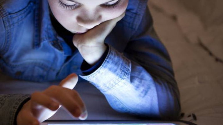 Cómo le afecta a tu cuerpo que estés todo el día delante de una pantalla
