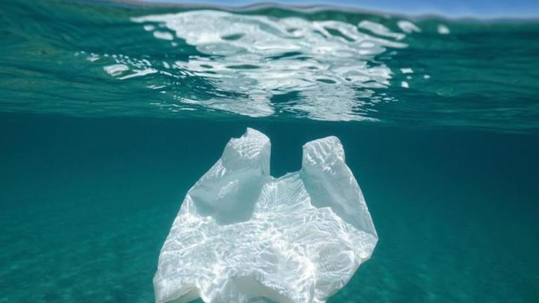 Los satélites como medio de búsqueda de auténticas islas de plástico en el océano