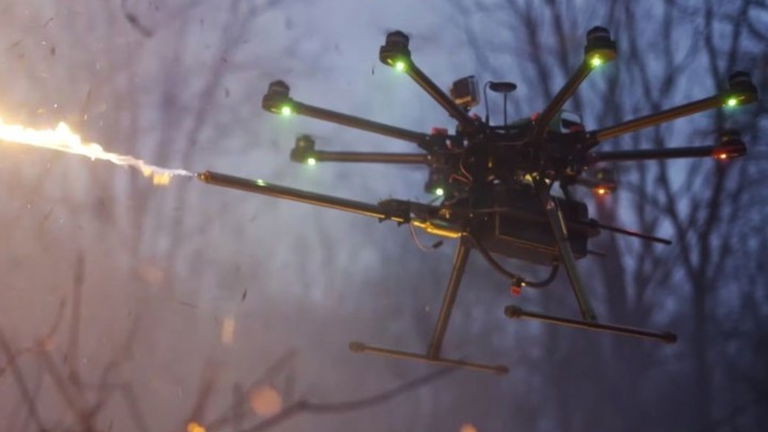 Crean un lanzallamas que escupe fuego a través de un dron profesional