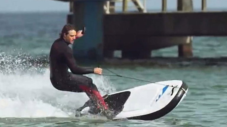 Las tablas de surf con motor eléctrico son ya una realidad, así funcionan
