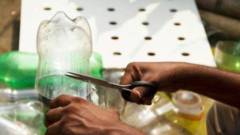 Crean un aire acondicionado con botellas de plástico para reducir la temperatura del hogar