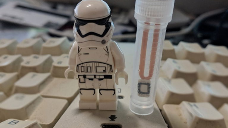 Un implante en el brazo permite abrir un Tesla Model 3