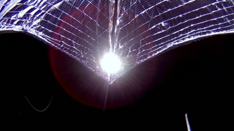 El poder del sol eleva a LightSail 2