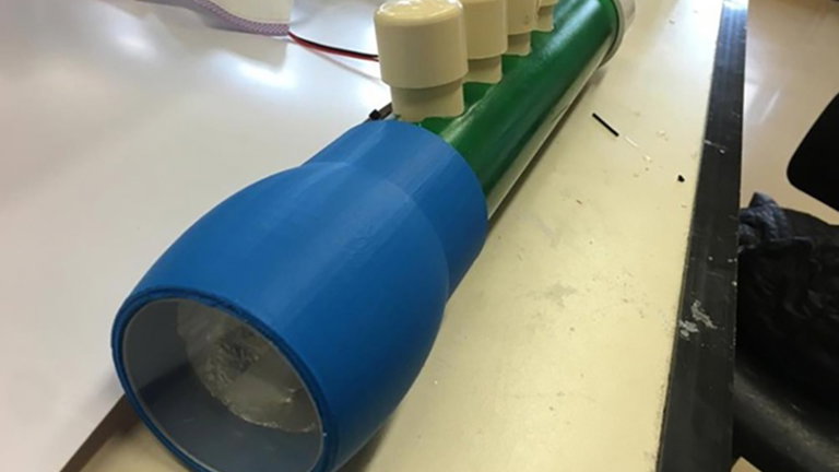 Crean una linterna que funciona con orina, así es el último producto para supervivientes