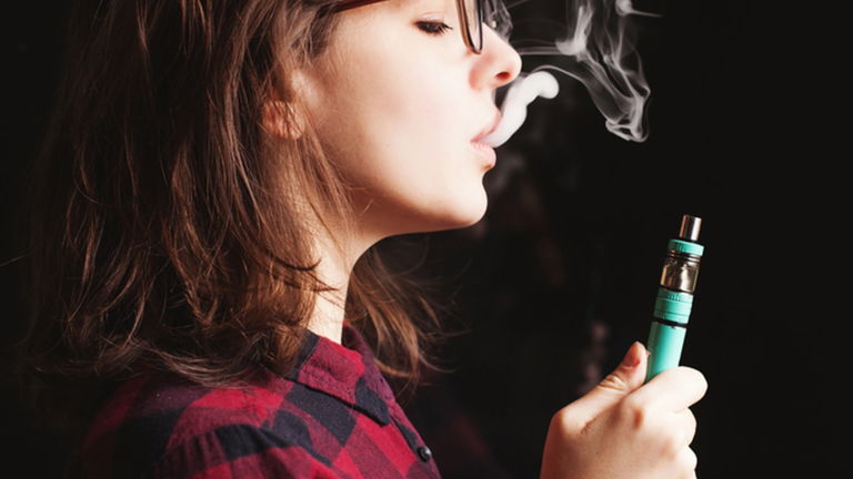 Por qué Michigan es el primer Estado en eliminar los cigarrillos electrónicos de sabor