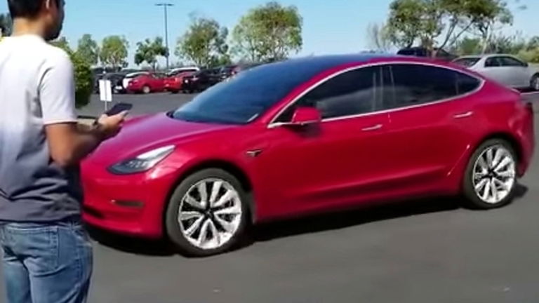 Tesla y la función Smart Summon, si ves un coche moviéndose sin conductor no te asustes