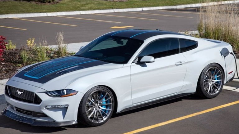 Ford crea el anti Mustang definitivo, con motor eléctrico y cambio manual