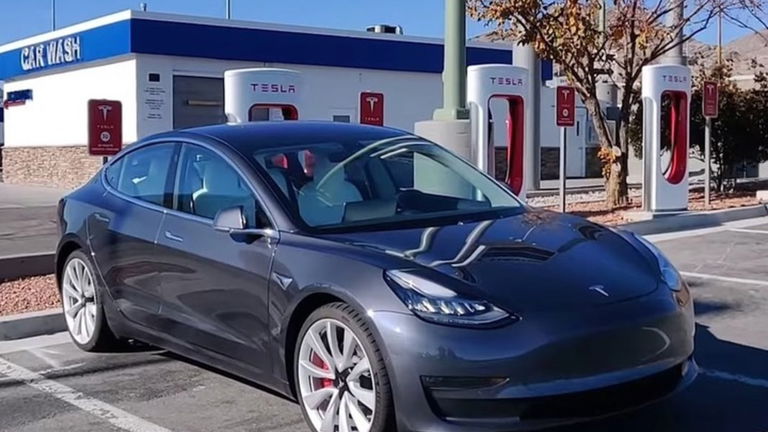 El futuro del seguro del automóvil explicado desde un coche de Tesla