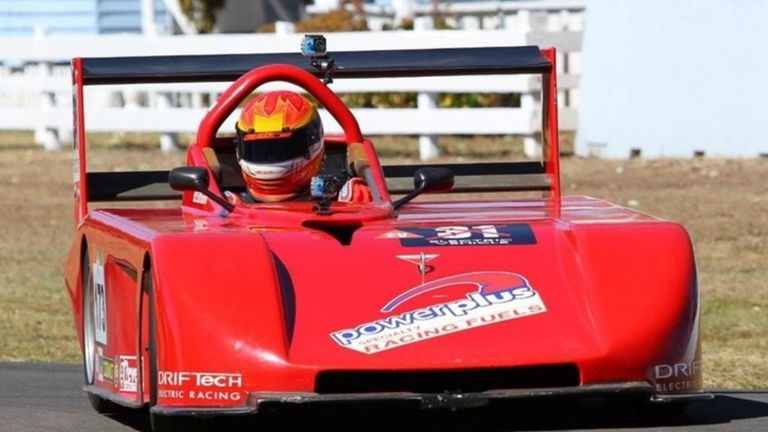 Qué ocurre al incorporar la potencia de unas baterías de Tesla en un coche de carreras