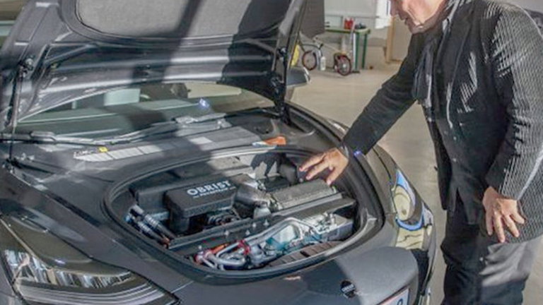 El colmo del coche eléctrico: un Tesla Model 3 con motor de combustión interna