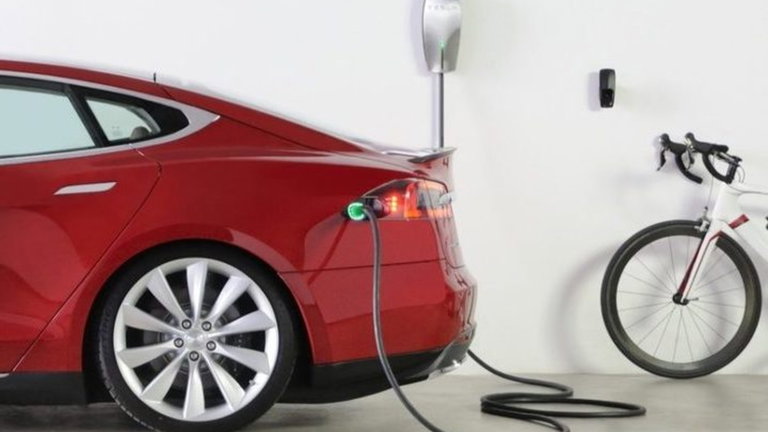 Tesla lanza una nueva versión de su cargador de pared para el coche eléctrico