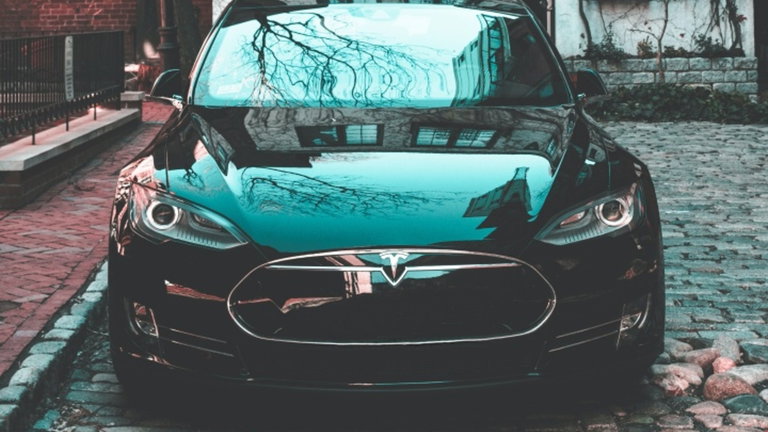 Los vehículos de Elon Musk hablarán con los peatones en el futuro
