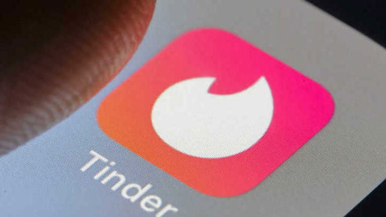 Tinder tiene la solución para que no vayas solo a las bodas a las que no paran de invitarte