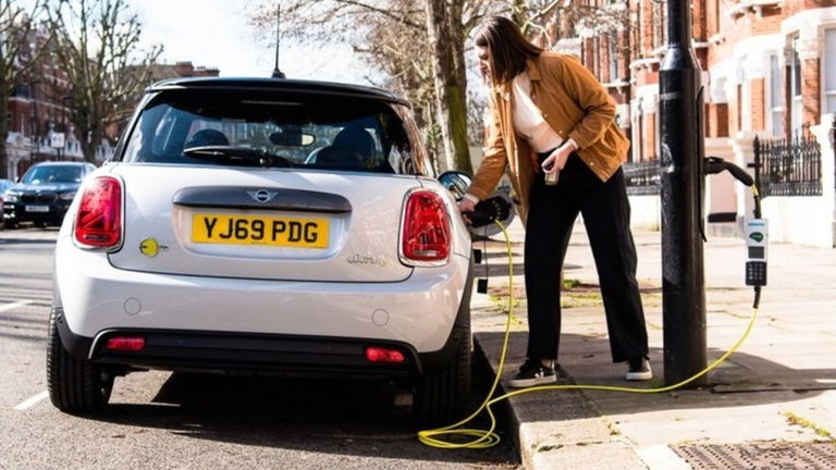 Puntos de carga en farolas públicas, la innovación que ya se realiza en Londres