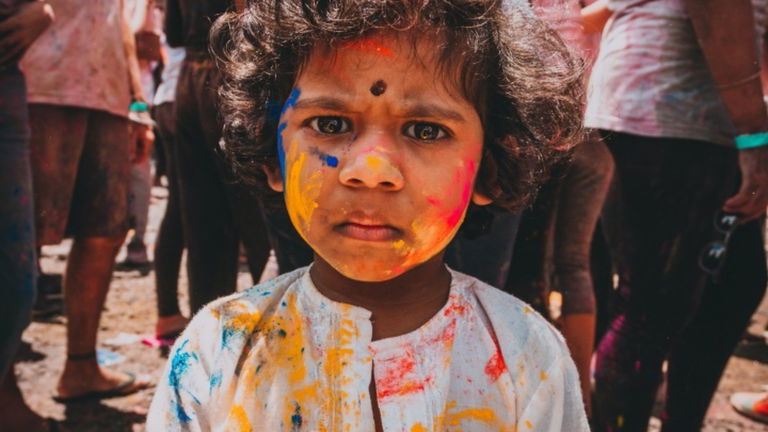 Celebra el colorido festival Holi con Google y su huevo de pascua