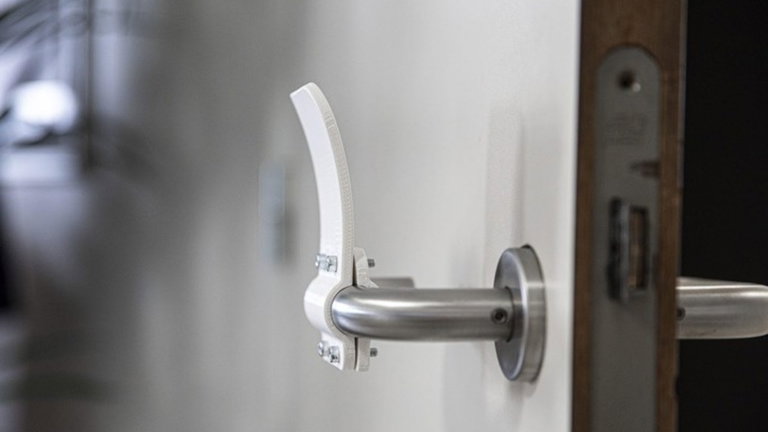 La sencilla solución no tocar los pomos de las puertas tras lo ocurrido con el Covid-19