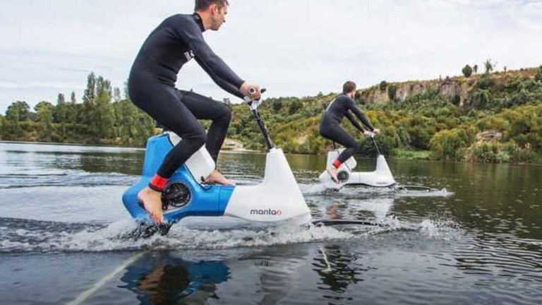 Crean una bicicleta eléctrica para poder navegar por el agua fácilmente