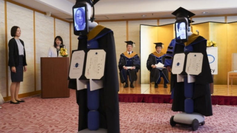 En Japón están celebrándose graduaciones universitarias con robots por el Covid-19
