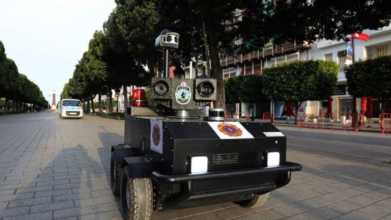 El uso de robots de la policía para controlar el confinamiento por el coronavirus