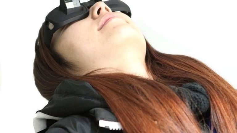 Las gafas que te permitirán ver la televisión o leer sin estar incorporado/a