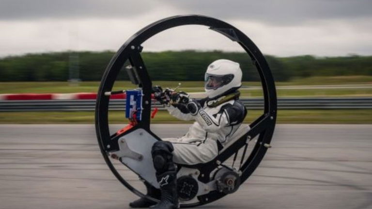 Así es la motocicleta monowheel más rápida del mundo