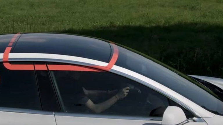 Instalan un techo solar para el Tesla Model 3 con el objetivo de aumentar su autonomía