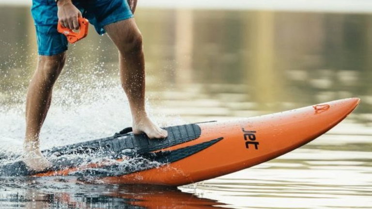 Crean una tabla de surf con motor eléctrico incorporado para ofrecer una experiencia única