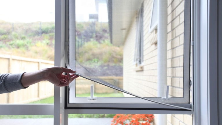 Mosquitera para ventana, así evitarás que te piquen más mosquitos en casa