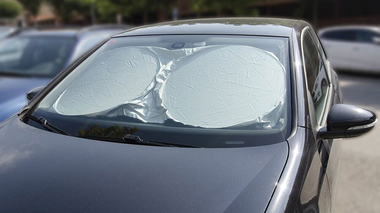 Los mejores parasoles para proteger tu coche del calor