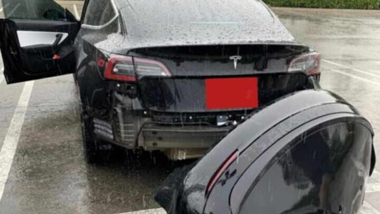 La caída de un parachoques de un Model 3 vuelve a poner contra las cuerdas a Tesla