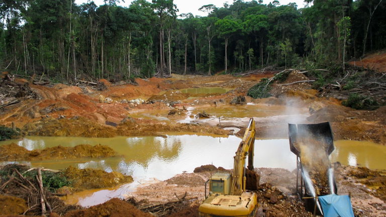 Los devastadores efectos que produce la minería de oro en el Amazonas
