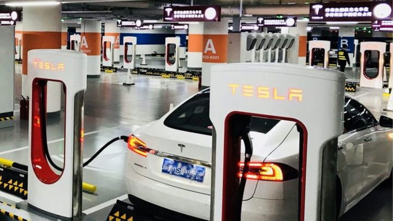 Estación Supercharger V3 de Tesla, la opción para cargar el coche eléctrico en 15 minutos