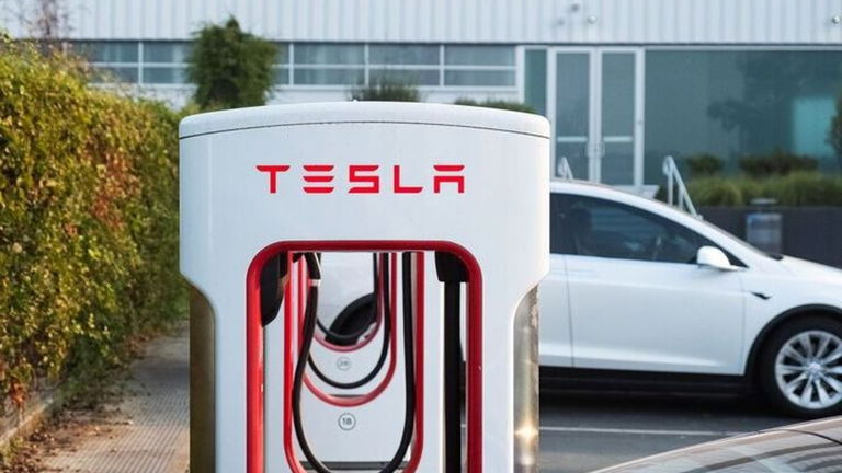 El error de Tesla que ha provocado que cualquier coche pudiese cargar en sus estaciones