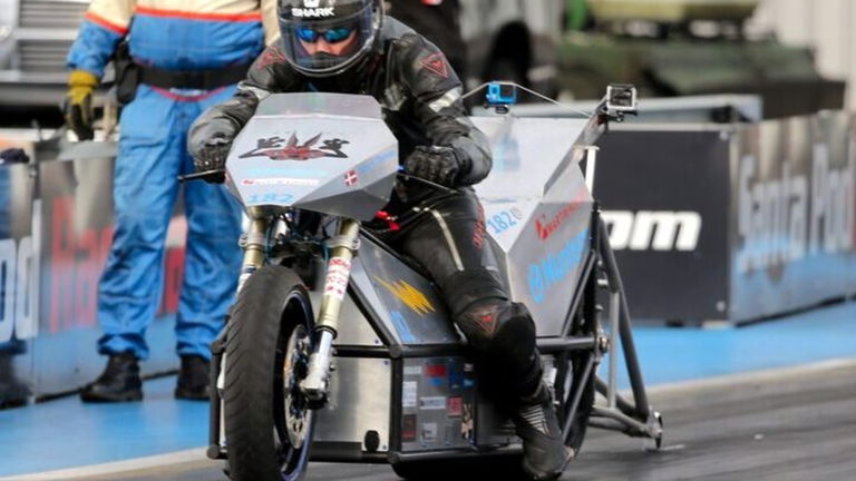 Rayo de plata, así es la motocicleta eléctrica con mayor aceleración en el mundo