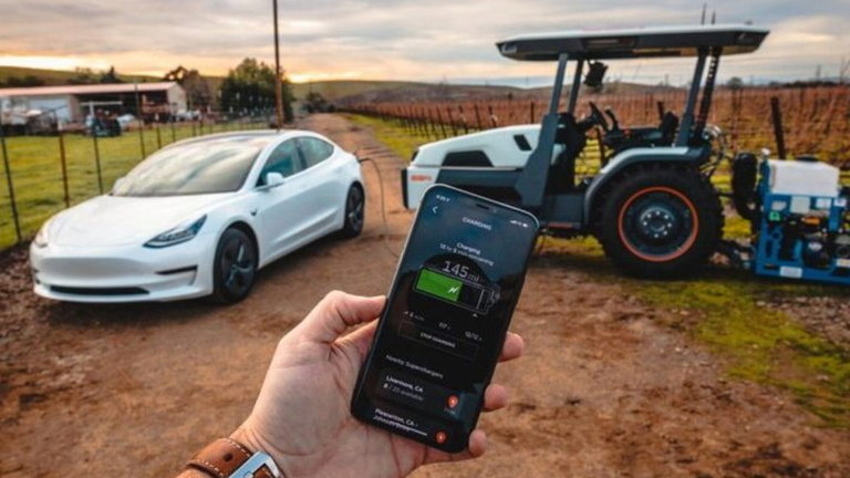 Crean un tractor inteligente que se puede manejar simplemente con un móvil