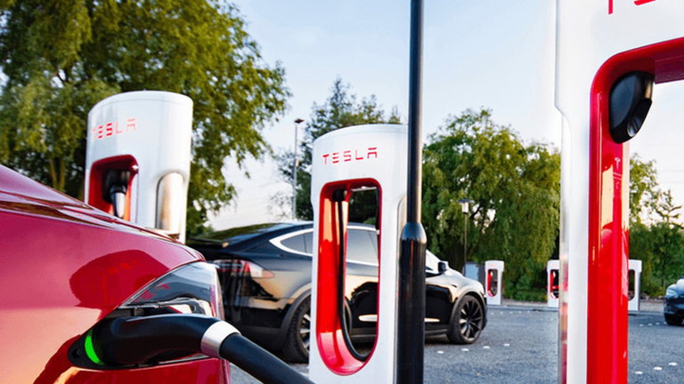 Tesla está buscando fabricantes para compartir el coste de su red de carga Supercharger