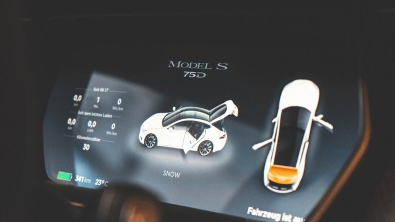 Tesla se une a la moda de las suscripciones