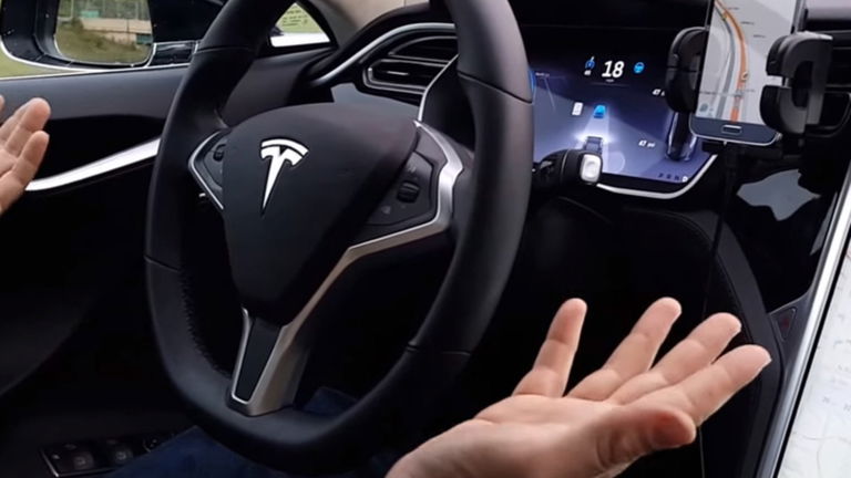 El funcionamiento del Autopilot de Tesla al descubierto tras el ataque de un hacker