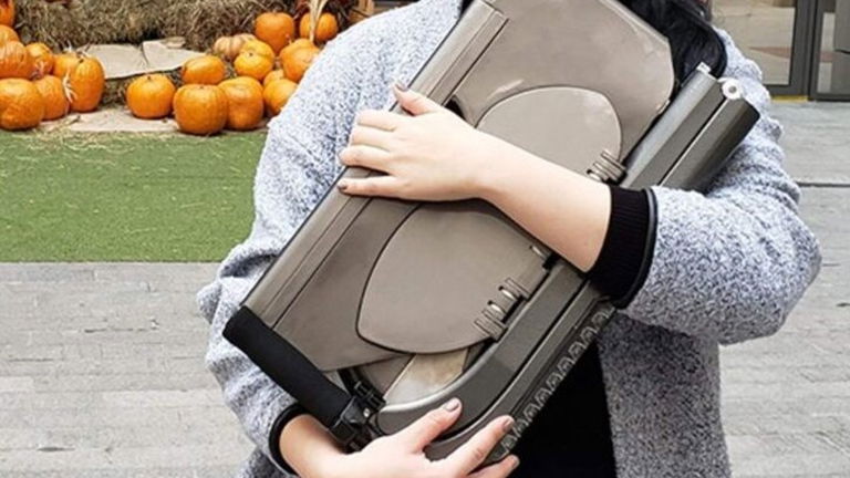 Crean el patinete eléctrico que se puede guardar en una mochila de forma sencilla