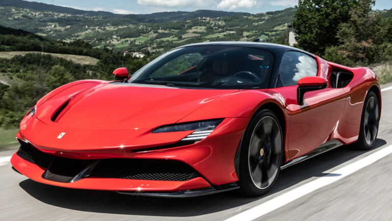 Ferrari SF90 Stradale vs Nissan LEAF, una carrera sesgada, pero muy curiosa