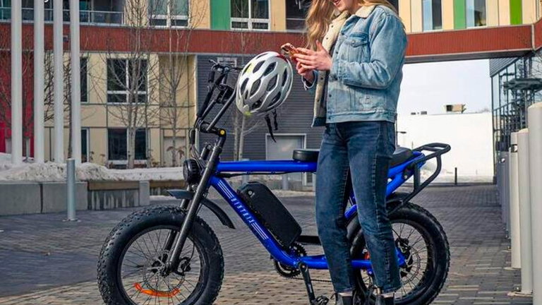 La bicicleta con baterías que juega a ser un ciclomotor para la ciudad
